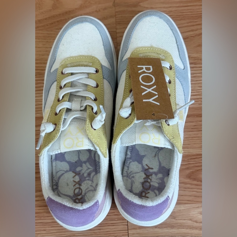 NWT!!! ROXY!! NWT. Colorful Sneakers with Pastel Accents. Size.9